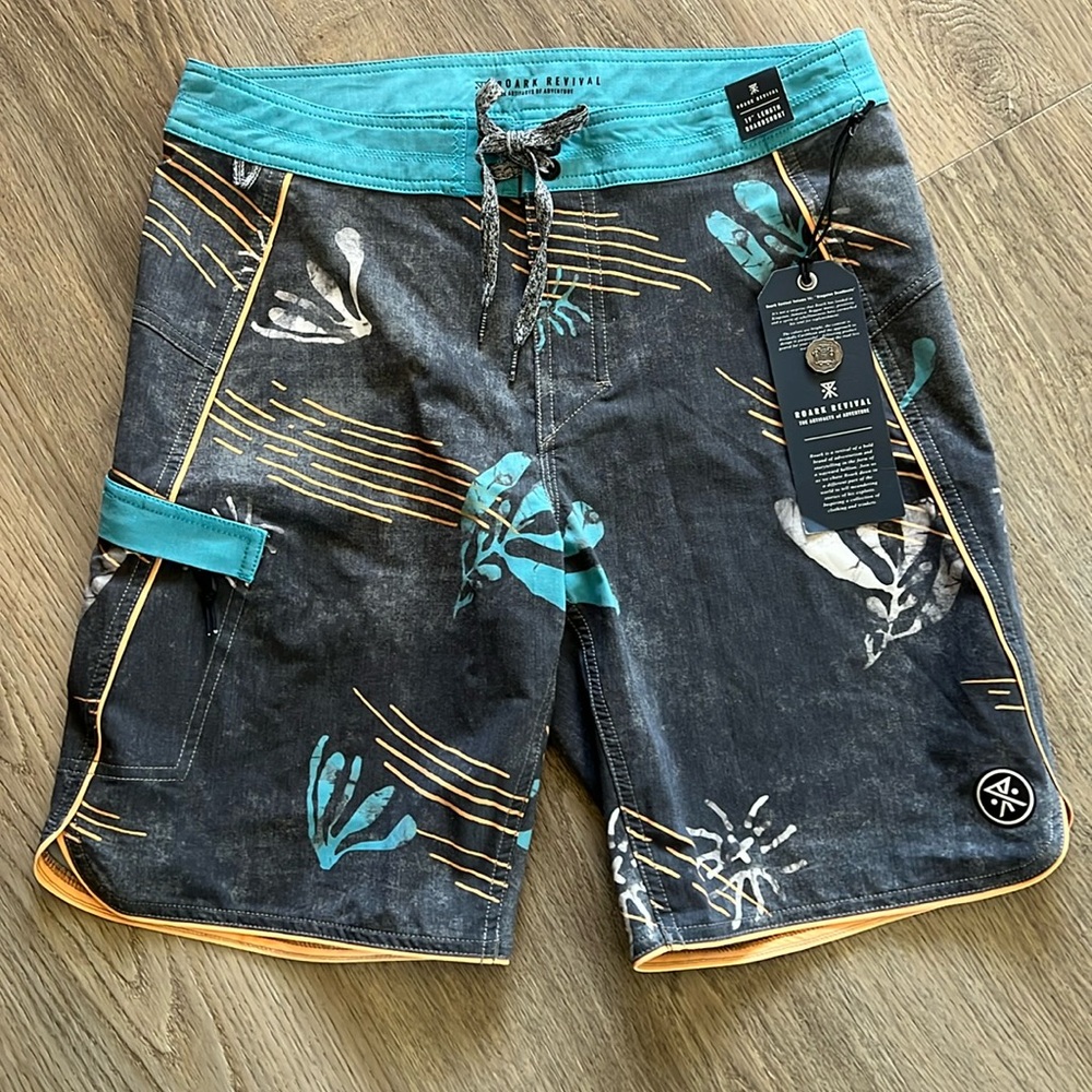 NWT Roark Revival Bull Bay 19” Board Shorts, size 31.